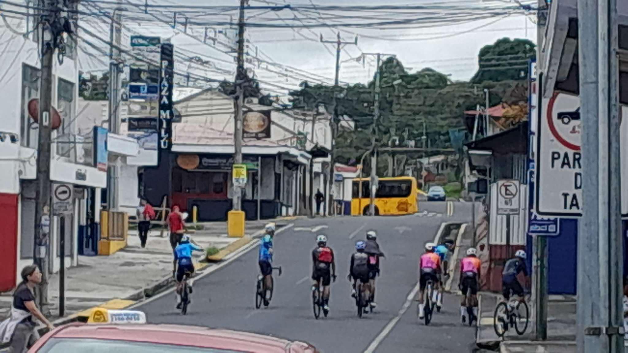 CLETEROS POR LA CALLE EN ESCAZÚ