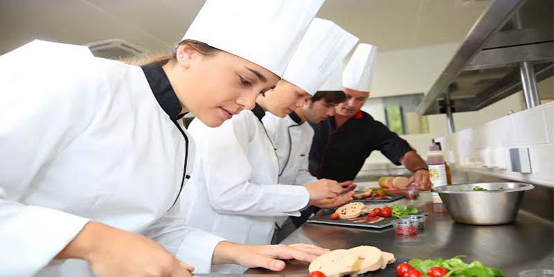 Negocios: Periodista Manuel Flores