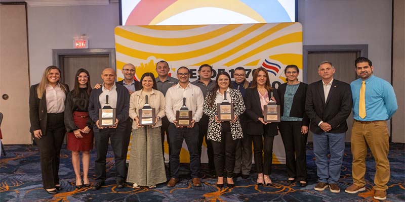 Negocios: Periodista Manuel Flores