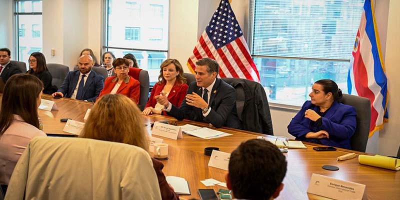 Negocios: Periodista Manuel Flores