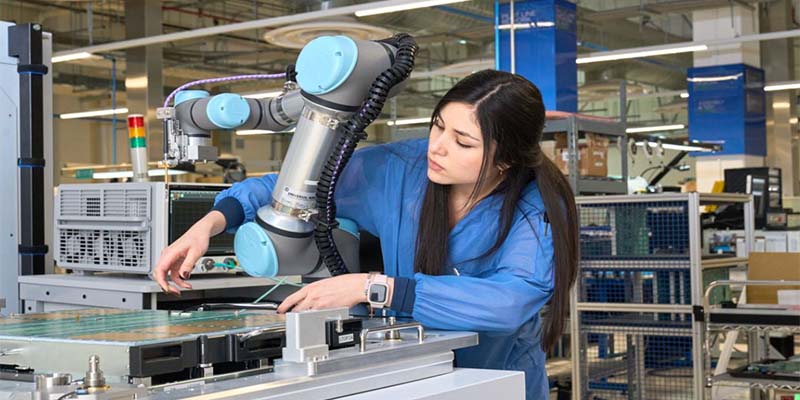 Negocios: Periodista Manuel Flores