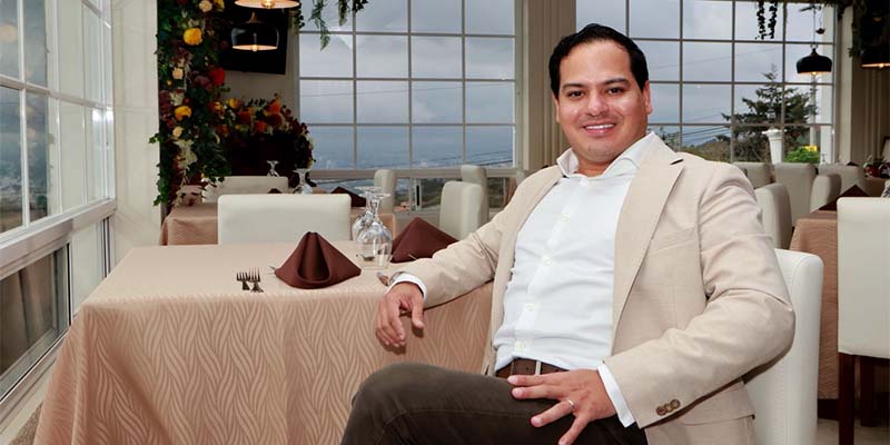 Negocios: Periodista Manuel Flores