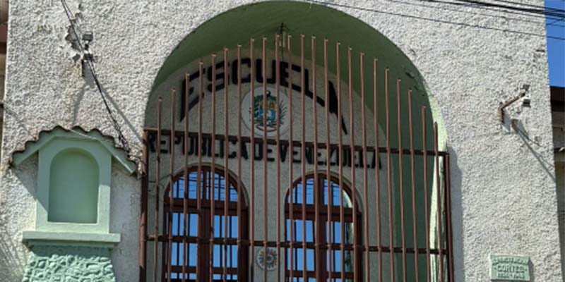 Educación:  Periodista Manuel Flores