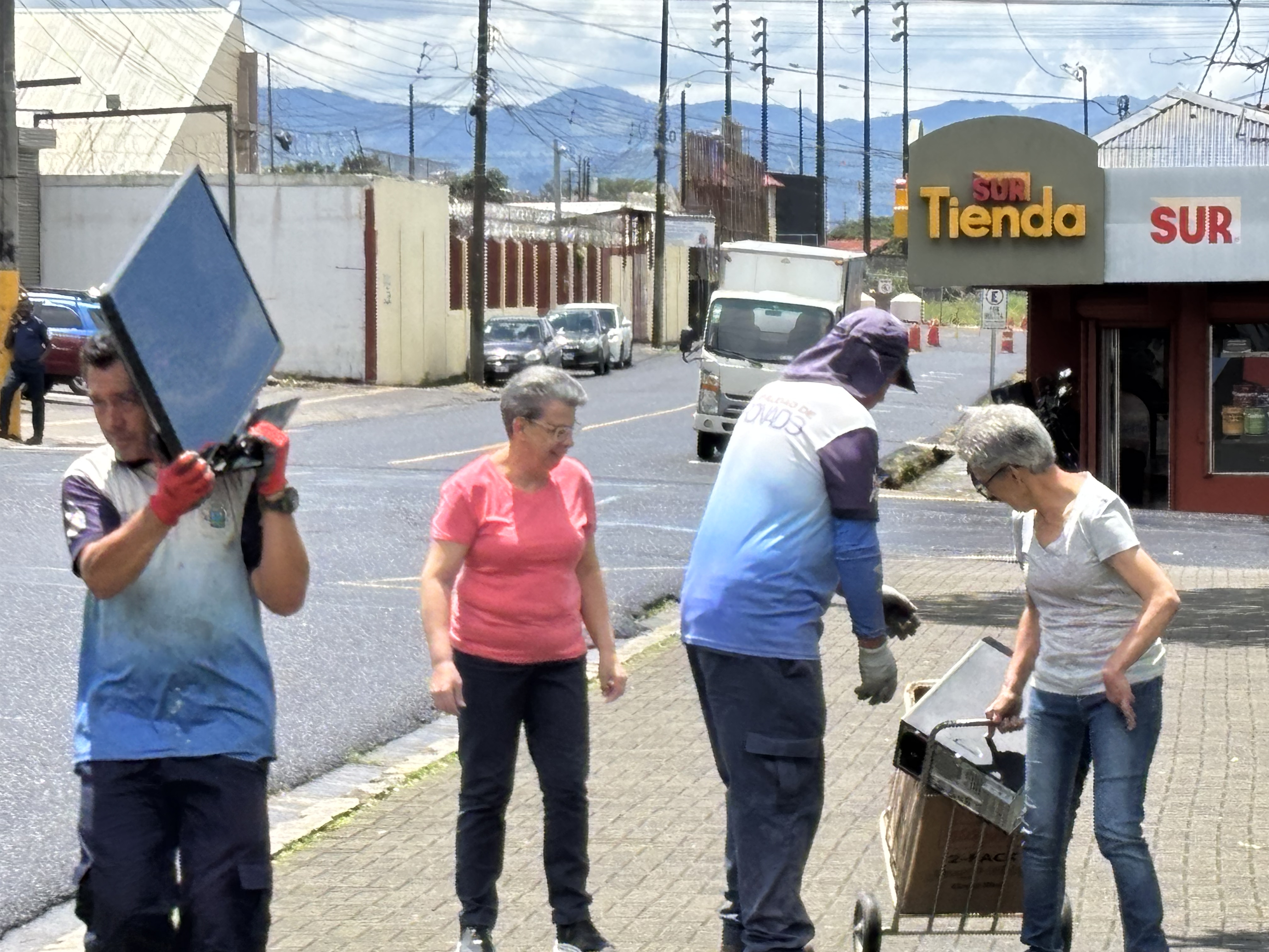 Negocios: Periodista Manuel Flores