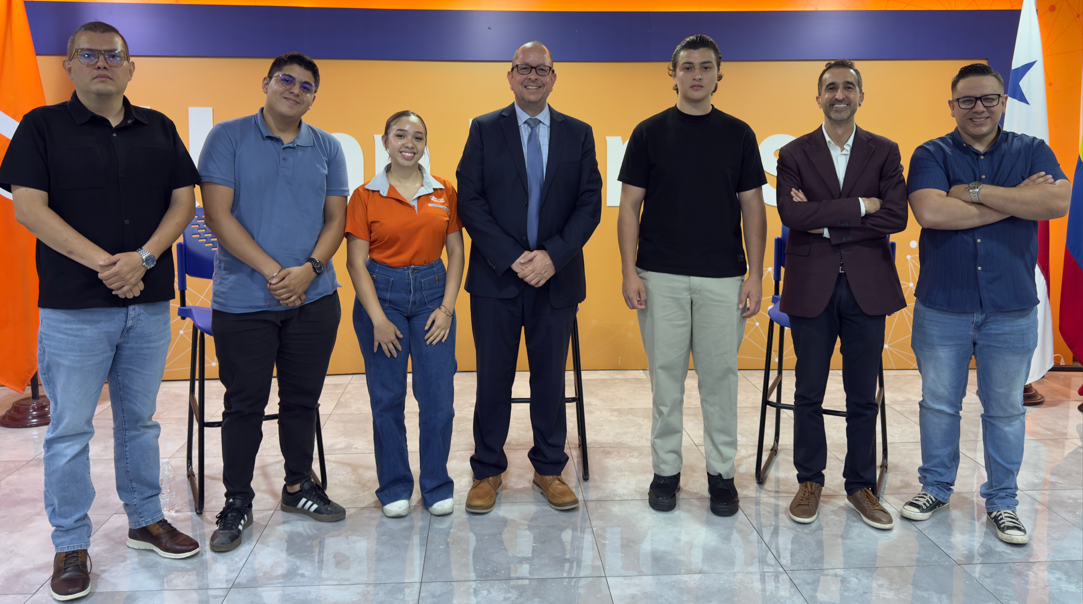 Negocios: Periodista Manuel Flores