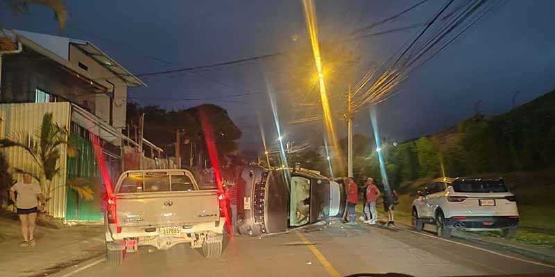 VUELCO DE VEHÍCULO EN ESCAZÚ 