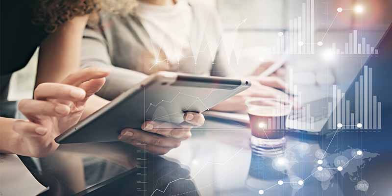 Negocios: Periodista Manuel Flores